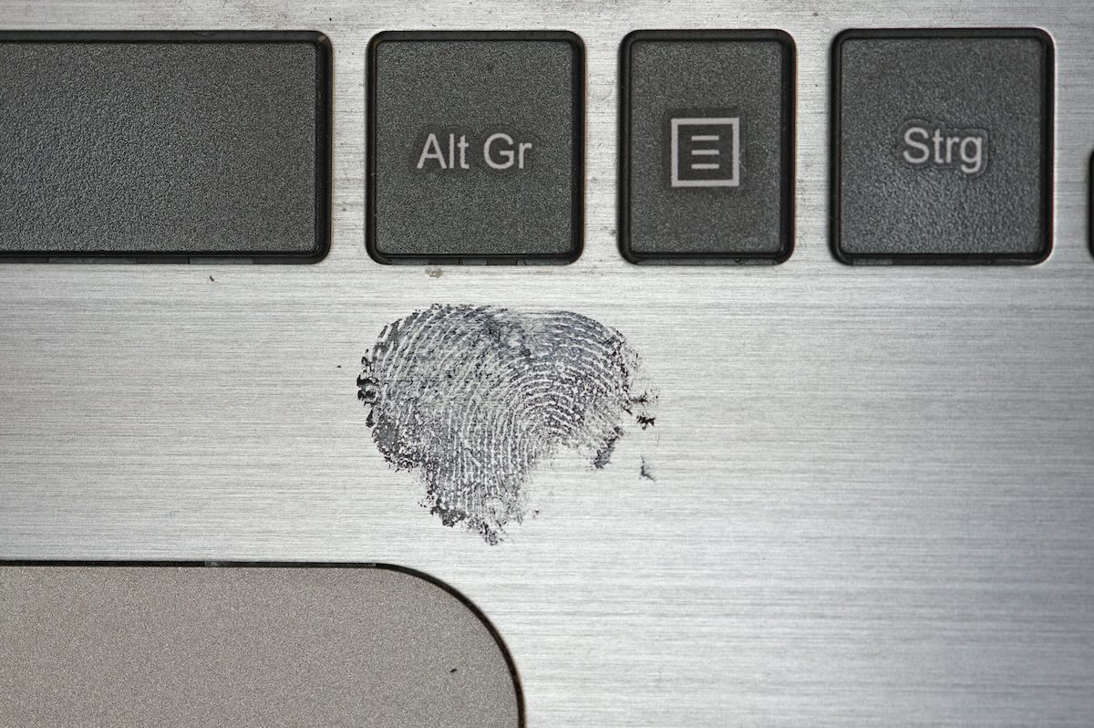 Empreinte digitale sur clavier de PC portable