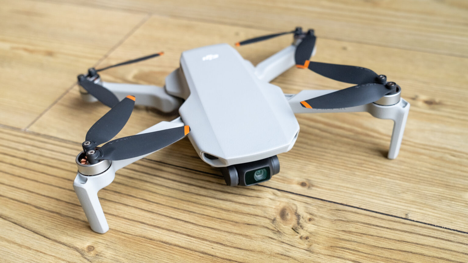 DJI Mini 3 (DJI RC) - Mini drone caméra léger et pliable avec vidéo 4K