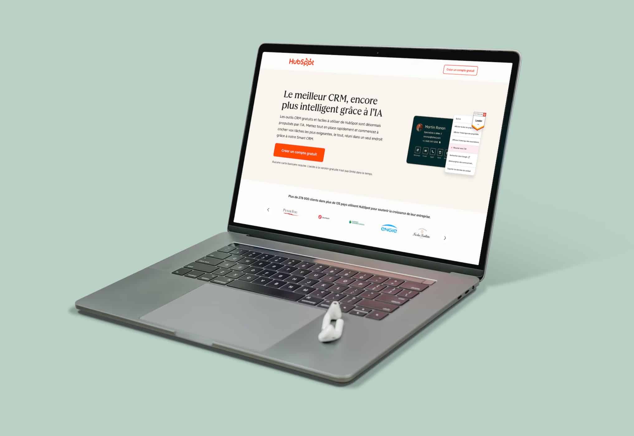 HubSpot CRM affiché sur un PC portable